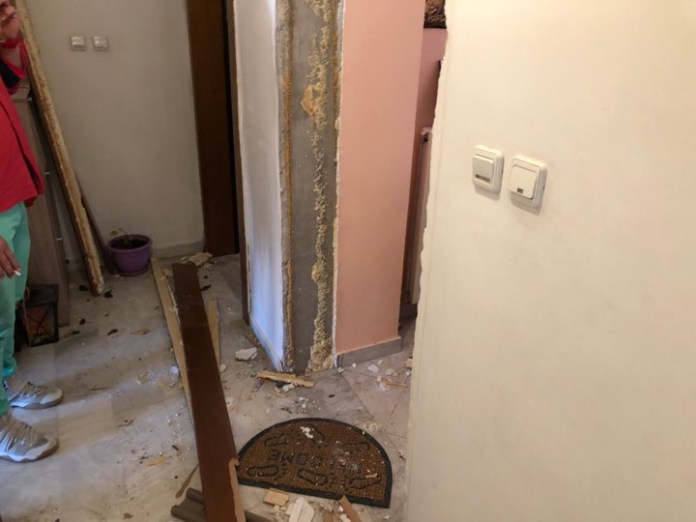 Λάρισα: Στο νοσοκομείο μάνα και το μόλις 7 ημερών βρέφος της από έκρηξη σε διαμέρισμα (ΦΩΤΟ) - Φωτογραφία 2