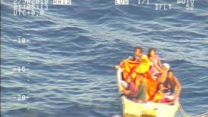 Βρέθηκαν επιζήσαντες στη μέση του Ειρηνικού Ωκεανού - Οκτώ μέρες μετά το ναυάγιο - Φωτογραφία 4