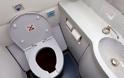 Γιατί κάνουν ακόμα πιο μικρές τις τουαλέτες των αεροπλάνων;