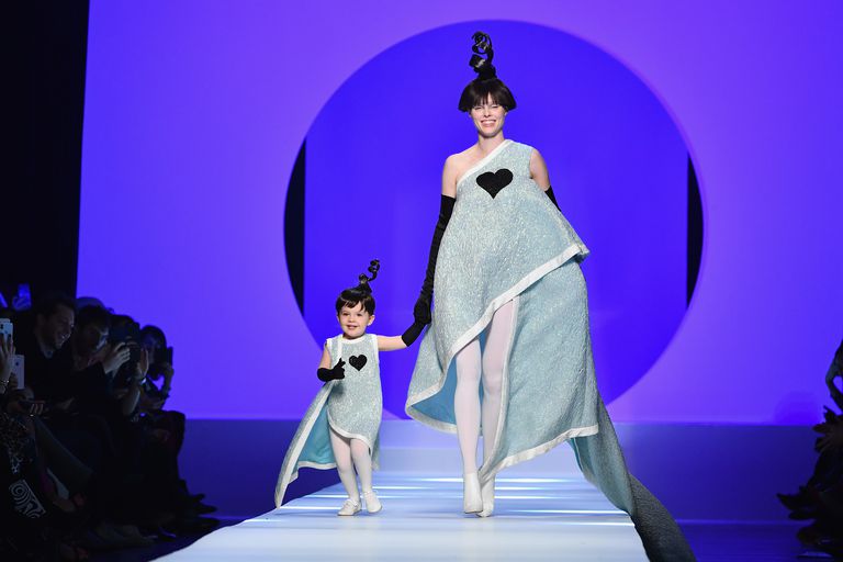 Η Coco Rocha περπάτησε στην πασαρέλα με την κόρη της και έριξε το internet! - Φωτογραφία 2