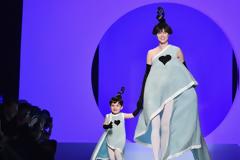 Η Coco Rocha περπάτησε στην πασαρέλα με την κόρη της και έριξε το internet!