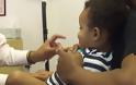 Δείτε το φοβερό γιατρό που κάνει τα παιδάκια να σκάνε στα γέλια όταν τους κάνει ένεση αντί να κλαίνε! [video]