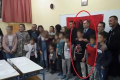 Μπλουζάκι με τον χάρτη της «Μεγάλης Αλβανίας» φορούσε μαθητής στα εγκαίνια αλβανικού σχολείου στα Χανιά