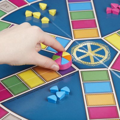 Trivial Pursuit. Ο «βασιλιάς των επιτραπέζιων» δημιουργήθηκε από δυο φίλους που έπαιζαν Scrabble - Φωτογραφία 2