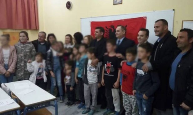 Αλβανοί μαθητές φορούν μπλούζες με τη σημαία της «Μεγάλης Αλβανίας» σε ελληνικό σχολείο - Φωτογραφία 1