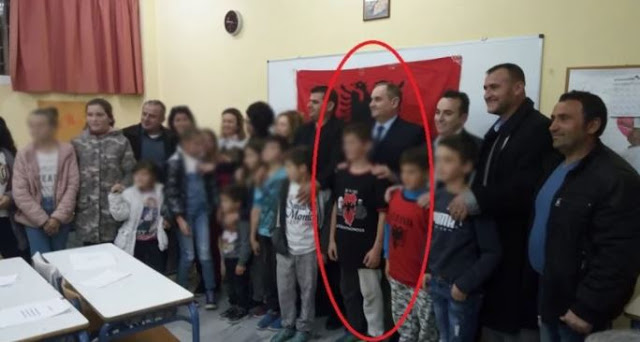 Αλβανοί μαθητές φορούν μπλούζες με τη σημαία της «Μεγάλης Αλβανίας» σε ελληνικό σχολείο - Φωτογραφία 2