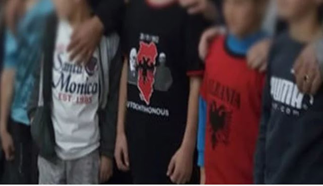 Αλβανοί μαθητές φορούν μπλούζες με τη σημαία της «Μεγάλης Αλβανίας» σε ελληνικό σχολείο - Φωτογραφία 3