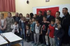 Αλβανοί μαθητές φορούν μπλούζες με τη σημαία της «Μεγάλης Αλβανίας» σε ελληνικό σχολείο
