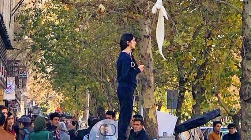 Ιράν: Αφέθηκε ελεύθερη μετά από ένα μήνα η γυναίκα που κυκλοφορούσε χωρίς μαντίλα - Φωτογραφία 1