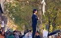 Ιράν: Αφέθηκε ελεύθερη μετά από ένα μήνα η γυναίκα που κυκλοφορούσε χωρίς μαντίλα