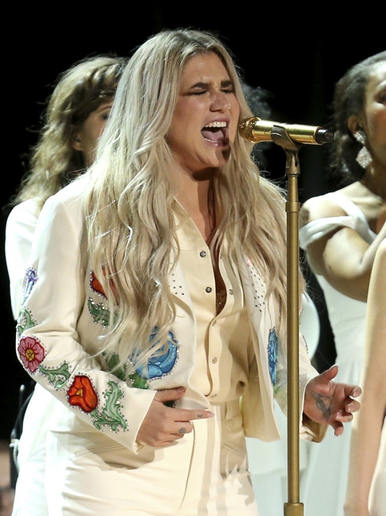Kesha: Ξέσπασε σε δάκρυα στη σκηνή των βραβείων Grammy μετά την ερμηνεία της! - Φωτογραφία 2