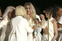 Kesha: Ξέσπασε σε δάκρυα στη σκηνή των βραβείων Grammy μετά την ερμηνεία της!