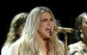 Kesha: Ξέσπασε σε δάκρυα στη σκηνή των βραβείων Grammy μετά την ερμηνεία της! - Φωτογραφία 2