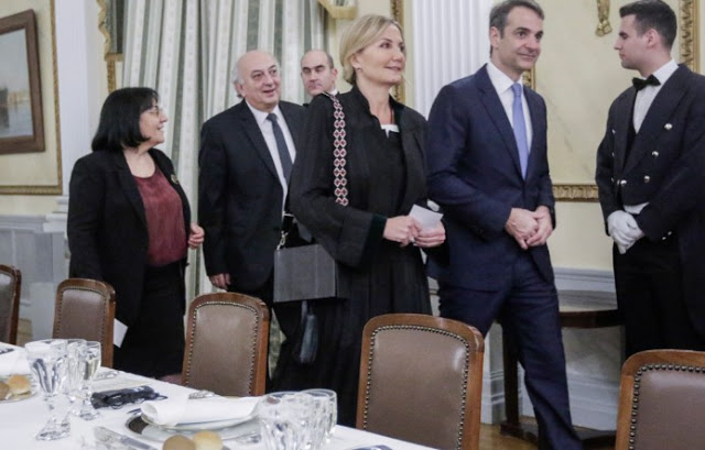 Μπέττυ – Μητσοτάκη: Εντυπωσίασαν στο επίσημο δείπνο στο Προεδρικό Μέγαρο - Φωτογραφία 5