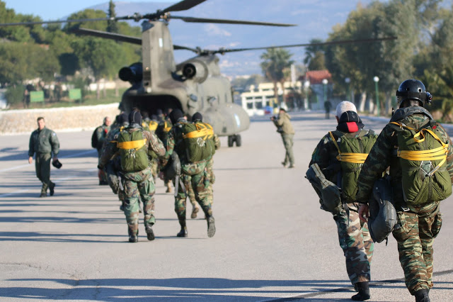 Ο Μάχιμος Αρχηγός ΓΕΕΘΑ σε άλμα και επιχειρησιακή κατάδυση - Φωτογραφία 15