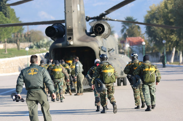 Ο Μάχιμος Αρχηγός ΓΕΕΘΑ σε άλμα και επιχειρησιακή κατάδυση - Φωτογραφία 16