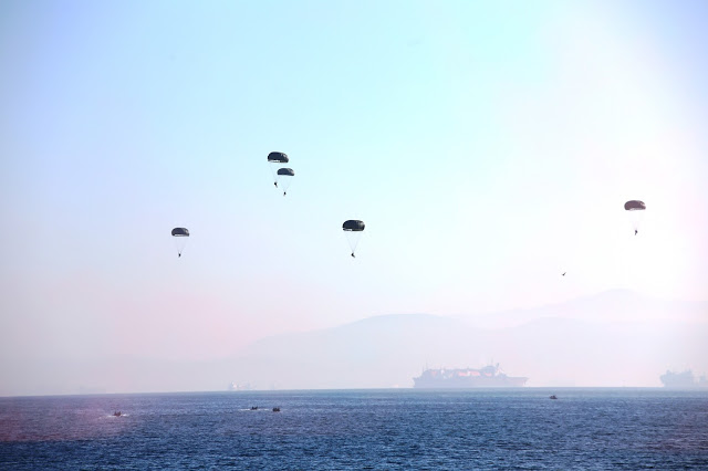 Ο Μάχιμος Αρχηγός ΓΕΕΘΑ σε άλμα και επιχειρησιακή κατάδυση - Φωτογραφία 27