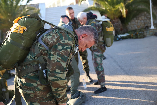 Ο Μάχιμος Αρχηγός ΓΕΕΘΑ σε άλμα και επιχειρησιακή κατάδυση - Φωτογραφία 7