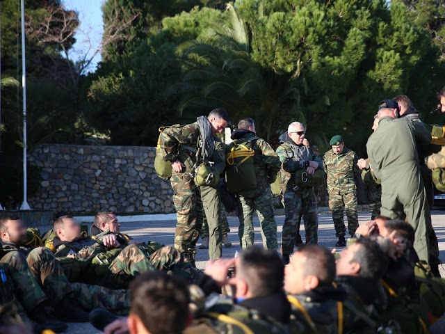 Ο Μάχιμος Αρχηγός ΓΕΕΘΑ σε άλμα και επιχειρησιακή κατάδυση - Φωτογραφία 8