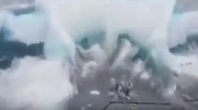 Βίντεο: Γιγάντιο κύμα καταπίνει πλοίο του πολεμικού ναυτικού της Νέας Ζηλανδίας - Φωτογραφία 1