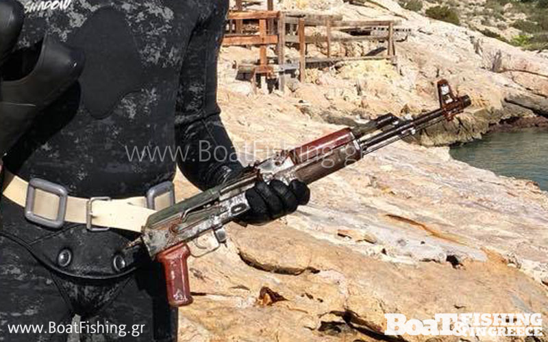Δύτες βρήκαν καλάσνικοφ στα Λιμανάκια της Βουλιαγμένης (ΕΙΚΟΝΕΣ) - Φωτογραφία 2