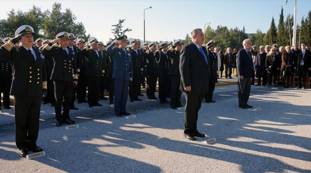 Η πολιτική και στρατιωτική ηγεσία του ΥΠΕΘΑ στο μνημόσυνο των ηρωικώς πεσόντων πληρωμάτων ελικοπτέρων του Πολεμικού Ναυτικού - Φωτογραφία 1
