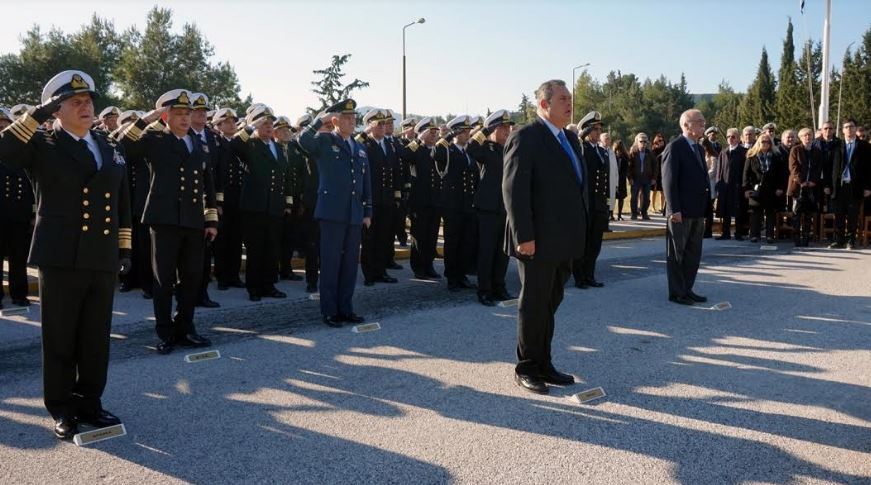 Η πολιτική και στρατιωτική ηγεσία του ΥΠΕΘΑ στο μνημόσυνο των ηρωικώς πεσόντων πληρωμάτων ελικοπτέρων του Πολεμικού Ναυτικού - Φωτογραφία 10