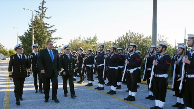 Η πολιτική και στρατιωτική ηγεσία του ΥΠΕΘΑ στο μνημόσυνο των ηρωικώς πεσόντων πληρωμάτων ελικοπτέρων του Πολεμικού Ναυτικού - Φωτογραφία 2