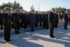 Η πολιτική και στρατιωτική ηγεσία του ΥΠΕΘΑ στο μνημόσυνο των ηρωικώς πεσόντων πληρωμάτων ελικοπτέρων του Πολεμικού Ναυτικού