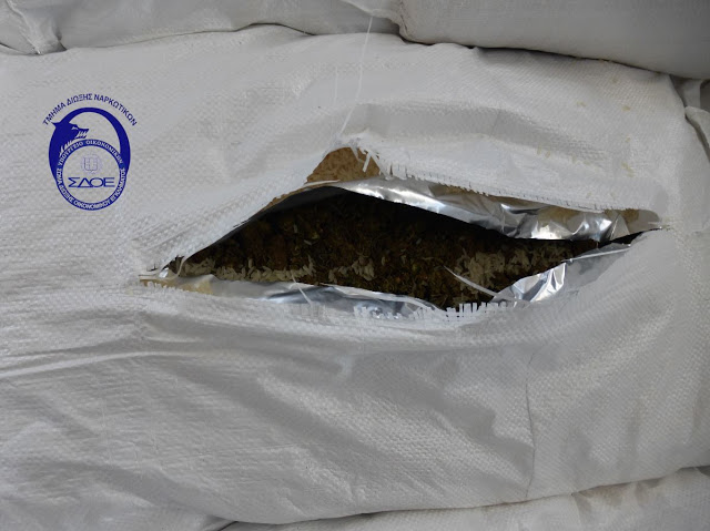 O Ρόκι του ΣΔΟΕ μύρισε 407 κιλά κάνναβης μέσα σε ρύζι σε αποθήκη στη Νέα Πέραμο (φωτογραφίες) - Φωτογραφία 1