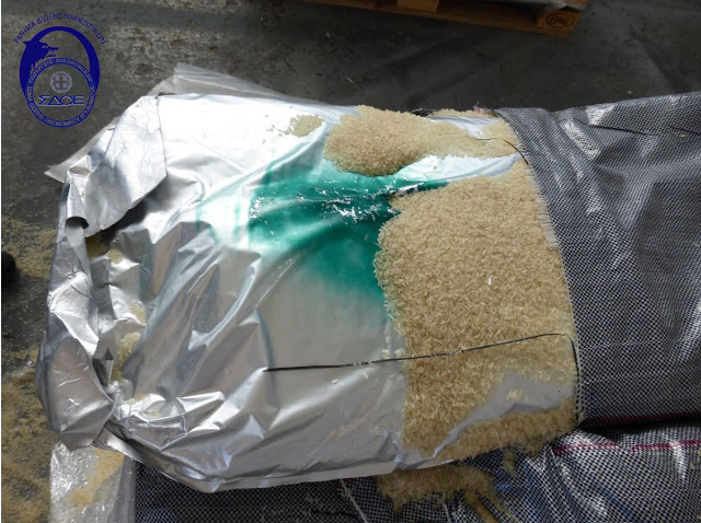 O Ρόκι του ΣΔΟΕ μύρισε 407 κιλά κάνναβης μέσα σε ρύζι σε αποθήκη στη Νέα Πέραμο (φωτογραφίες) - Φωτογραφία 2