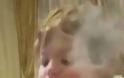 Ένα δίχρονο παιδάκι να καπνίζει γίνεται viral και εξοργίζει  και η υπόθεση... περνά στις αρχές! - Φωτογραφία 2