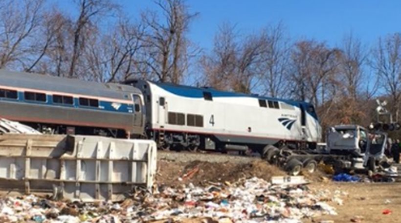 ΗΠΑ: Τρένο που μετέφερε ρεπουμπλικανούς γερουσιαστές συγκρούστηκε με απορριματοφόρο - Φωτογραφία 1