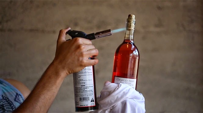 10 ασυνήθιστοι τρόποι για να ανοίξεις ένα μπουκάλι κρασί [Video] - Φωτογραφία 1
