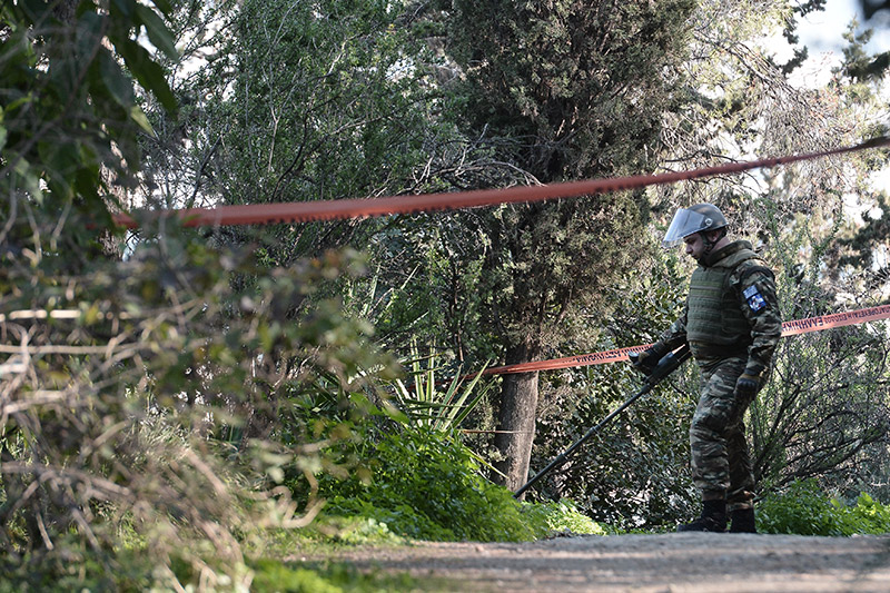 Φωτ Βρέθηκαν υπολείμματα βλήματος όλμου στον Λόφο του Φιλοπάππου ος - Φωτογραφία 3