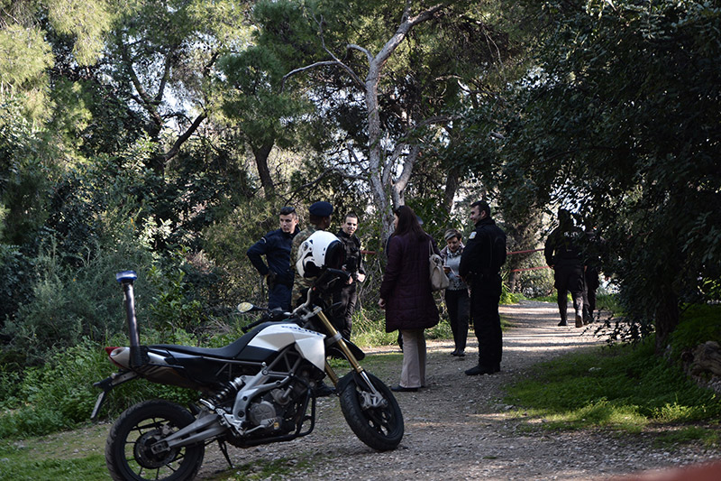 Φωτ Βρέθηκαν υπολείμματα βλήματος όλμου στον Λόφο του Φιλοπάππου ος - Φωτογραφία 6