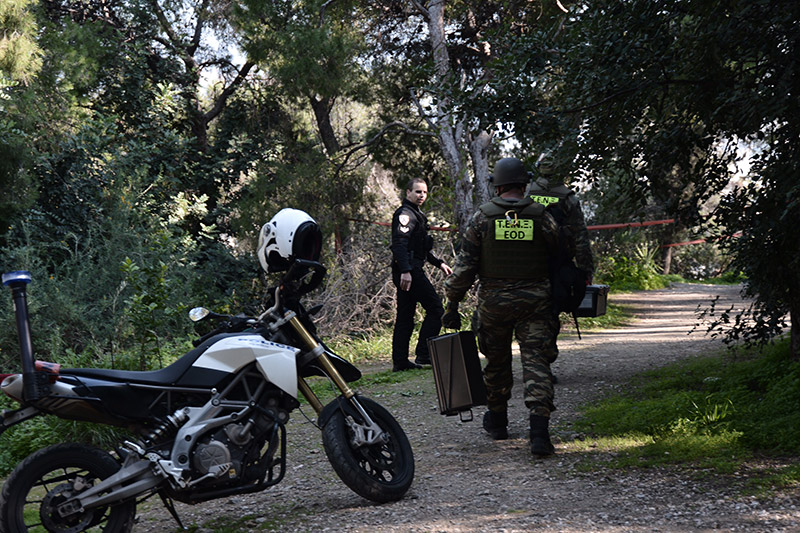 Φωτ Βρέθηκαν υπολείμματα βλήματος όλμου στον Λόφο του Φιλοπάππου ος - Φωτογραφία 7