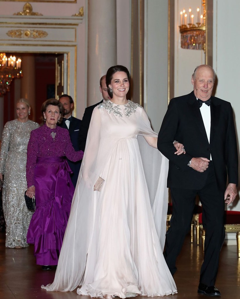 Με παραμυθένια δημιουργία Alexander McQueen η Kate Middleton στο δείπνο της βασιλικής οικογένειας του Oslo  #Dwts6  #MasterChefGR - Φωτογραφία 4