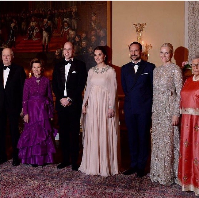 Με παραμυθένια δημιουργία Alexander McQueen η Kate Middleton στο δείπνο της βασιλικής οικογένειας του Oslo  #Dwts6  #MasterChefGR - Φωτογραφία 6