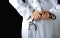 ΕΙΝΑΠ: Ο υπουργός Υγείας εγγυάται για τους επικουρικούς γιατρούς αλλά τελικά θα απολυθούν