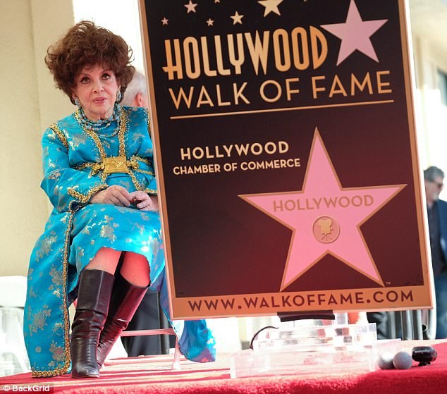Η Gina Lollobrigida απέκτησε το δικό της αστέρι στη Λεωφόρο της Δόξας  #grxpress #gossip #celebritiesnews - Φωτογραφία 3