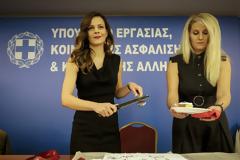 Φωτος: Η Αχτσιόγλου με μίνι φούστα κόβει την πίτα στο υπουργείο Εργασίας