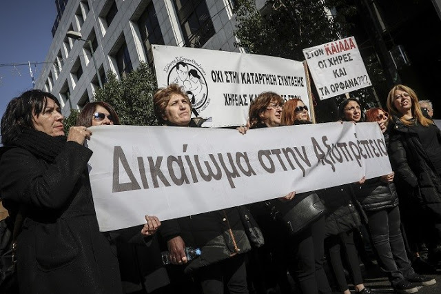 Φωτογραφίες και βίντεο της κινητοποίησης του Συλλόγου ΑΞ.Ι.Α έξω από το Υπουργείο Εργασίας - Φωτογραφία 59