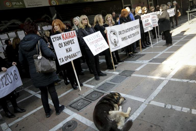 Φωτογραφίες και βίντεο της κινητοποίησης του Συλλόγου ΑΞ.Ι.Α έξω από το Υπουργείο Εργασίας - Φωτογραφία 61