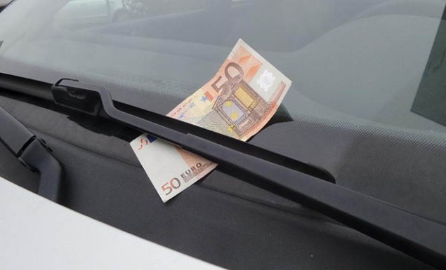 Αν δείτε κάτω από τον υαλοκαθαριστήρα λεφτά, μην πλησιάσετε το όχημα σας - Φωτογραφία 1
