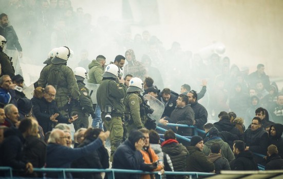 Εικόνες ντροπής! Άγριο ξύλο στο Εθνικός – Προοδευτική! Έπεσε αναίσθητος ο γενικός αρχηγός των φιλοξενούμενων - Φωτογραφία 2