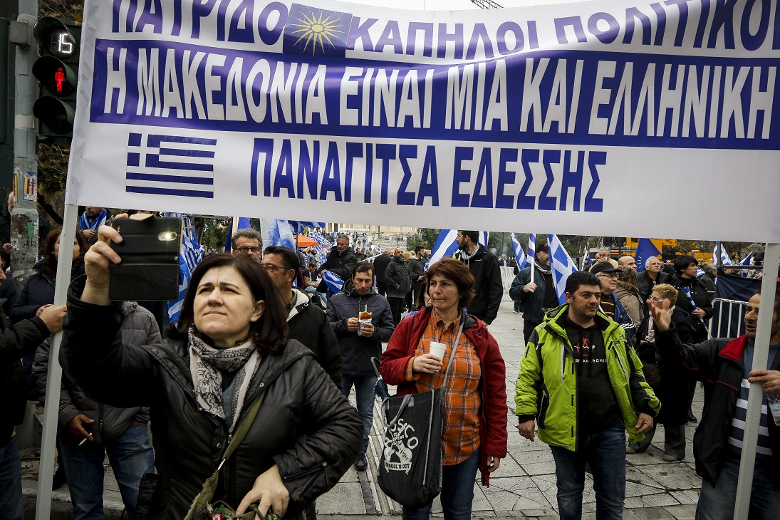 Βίντεο: Εν μέσω αποθέωσης και υπό το «Μακεδονία Ξακουστή» η αλλαγή φρουράς στο Σύνταγμα - Φωτογραφία 2