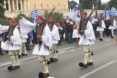 Βίντεο: Εν μέσω αποθέωσης και υπό το «Μακεδονία Ξακουστή» η αλλαγή φρουράς στο Σύνταγμα