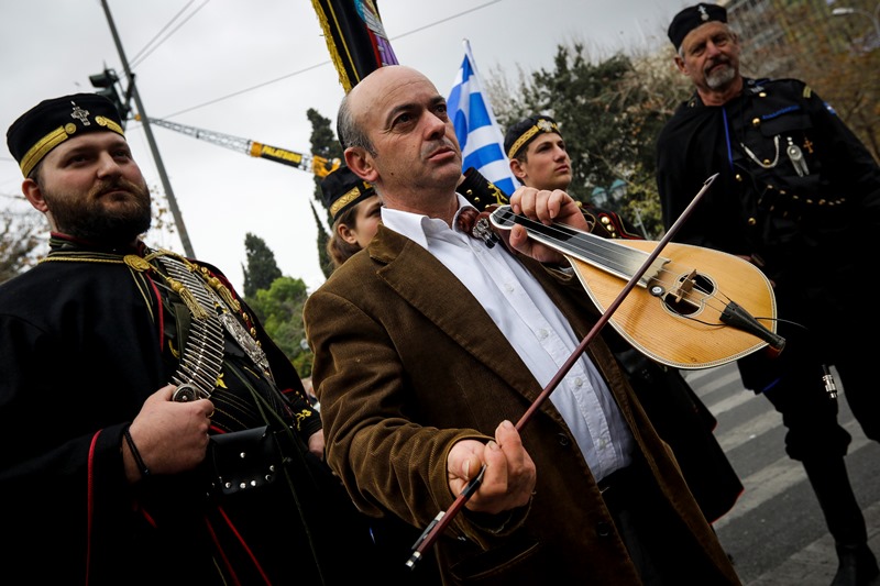 σ Αθήνα: Οι εικόνες που θα μείνουν στην Ιστορία – Οι Κολοκοτρώνηδες και ο λυράρης - Φωτογραφία 2