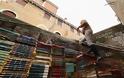 Γνωρίστε το βιβλιοπωλείο που βυθίζεται αλλά... τα βιβλία του παραμένουν στεγνά - Φωτογραφία 2